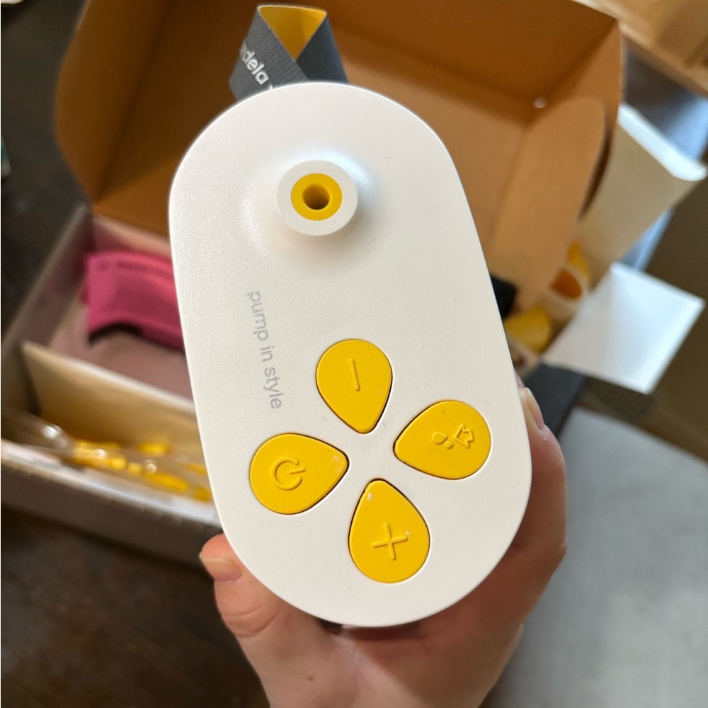 Medela Pump In Style with MaxFlow in White and Yellow - Picture 2 of 6